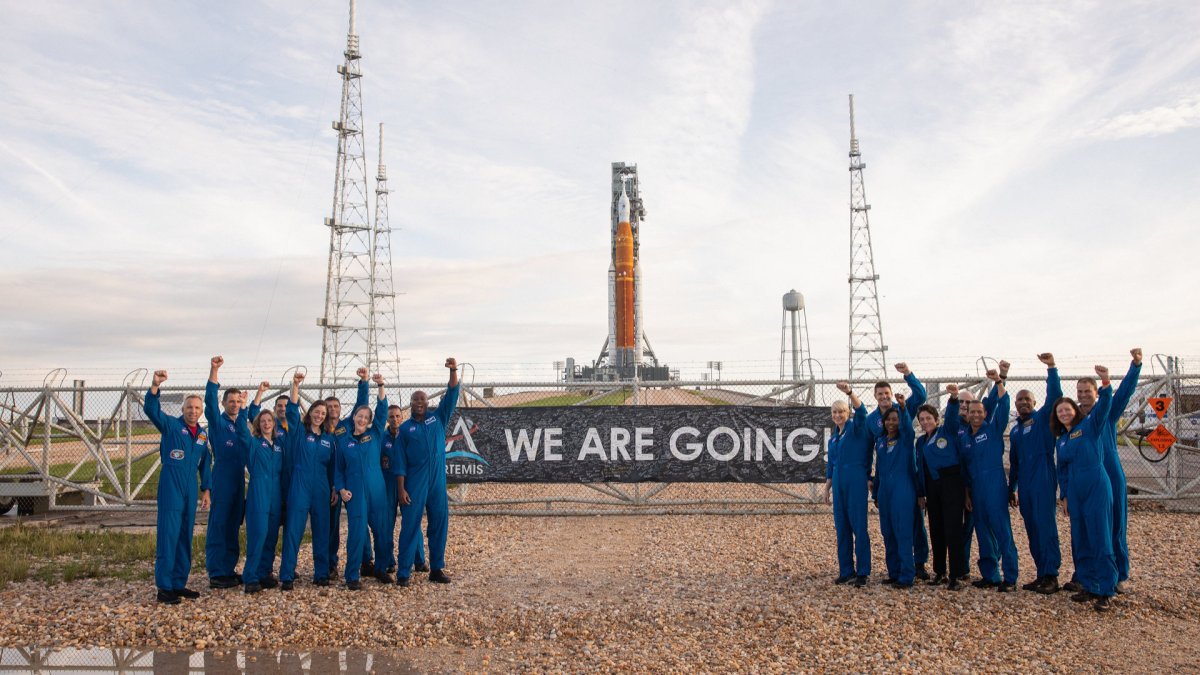 Des astronautes devant le SLS. // Source : Flickr/CC/NASA/Kim Shiflett (photo recadrée) Des astronautes devant le SLS. // Source : Flickr/CC/NASA/Kim Shiflett (photo recadrée)