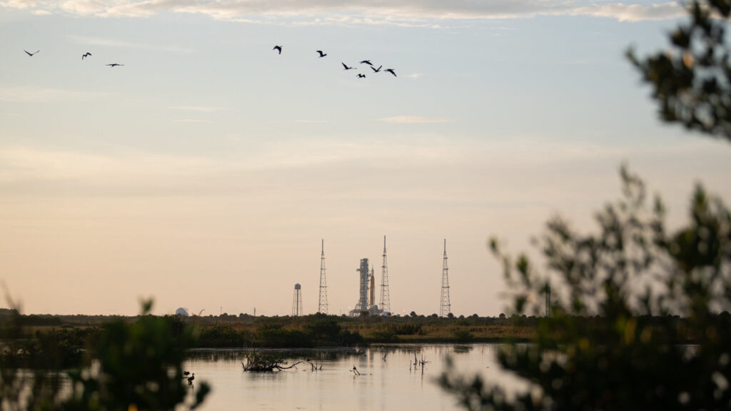 La fusée, toujours sur son pas de tir. // Source : Flickr/CC/NASA/Joel Kowsky (photo recadrée) La fusée, toujours sur son pas de tir. // Source : Flickr/CC/NASA/Joel Kowsky (photo recadrée)