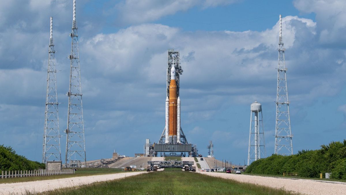 Retour au bâtiment d'assemblage. // Source : NASA/Joel Kowsky (photo recadrée) Retour au bâtiment d'assemblage. // Source : NASA/Joel Kowsky (photo recadrée)