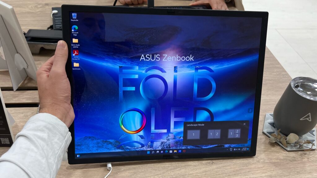 Déplié, le Zenbook Fold offre une surface immense. // Source : Numerama Déplié, le Zenbook Fold offre une surface immense. // Source : Numerama