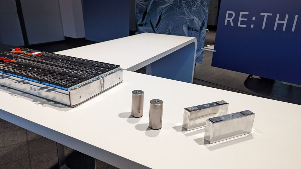 Pack batterie GEN5 (actuel) et cellules GEN6 BMW // Source : Raphaelle Baut pour Numerama Pack batterie GEN5 (actuel) et cellules GEN6 BMW // Source : Raphaelle Baut pour Numerama
