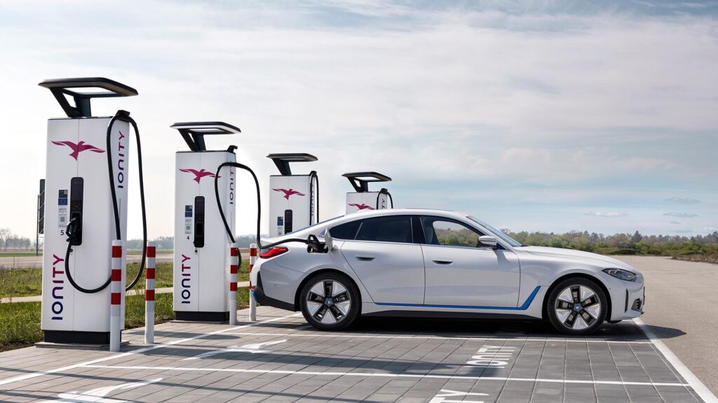 BMW i4 en charge ionity // Source : BMW BMW i4 en charge ionity // Source : BMW