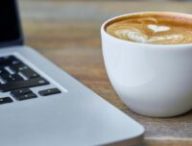 Tasse de café auprès d'un ordinateur. // Source : Pixabay (image recadrée) Tasse de café auprès d'un ordinateur. // Source : Pixabay (image recadrée)