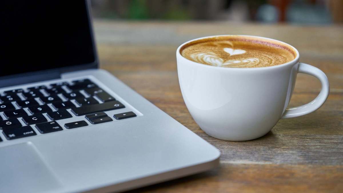 Tasse de café auprès d'un ordinateur. // Source : Pixabay (image recadrée) Tasse de café auprès d'un ordinateur. // Source : Pixabay (image recadrée)
