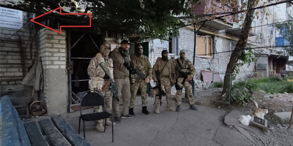 La photo du groupe de mercenaires russes Wagner qui a trahi leur position. Leur base a été explosé le lendemain. // Source : Glasnost Gone La photo du groupe de mercenaires russes Wagner qui a trahi leur position. Leur base a été explosé le lendemain. // Source : Glasnost Gone