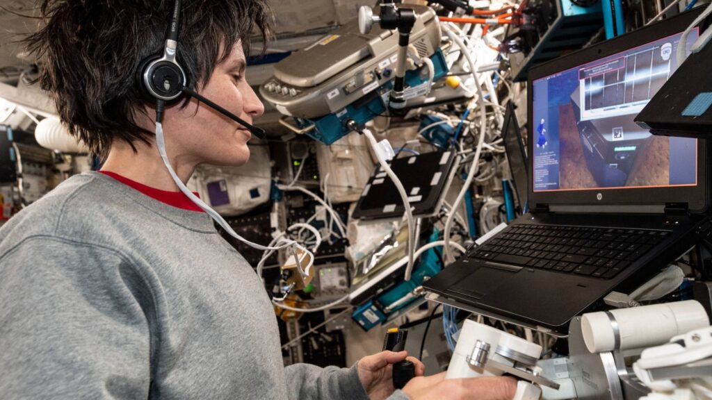 Samantha Cristoforetti dans l'ISS en mai 2022. // Source : Flickr/CC/Nasa Johnson (photo recadrée) Samantha Cristoforetti dans l'ISS en mai 2022. // Source : Flickr/CC/Nasa Johnson (photo recadrée)