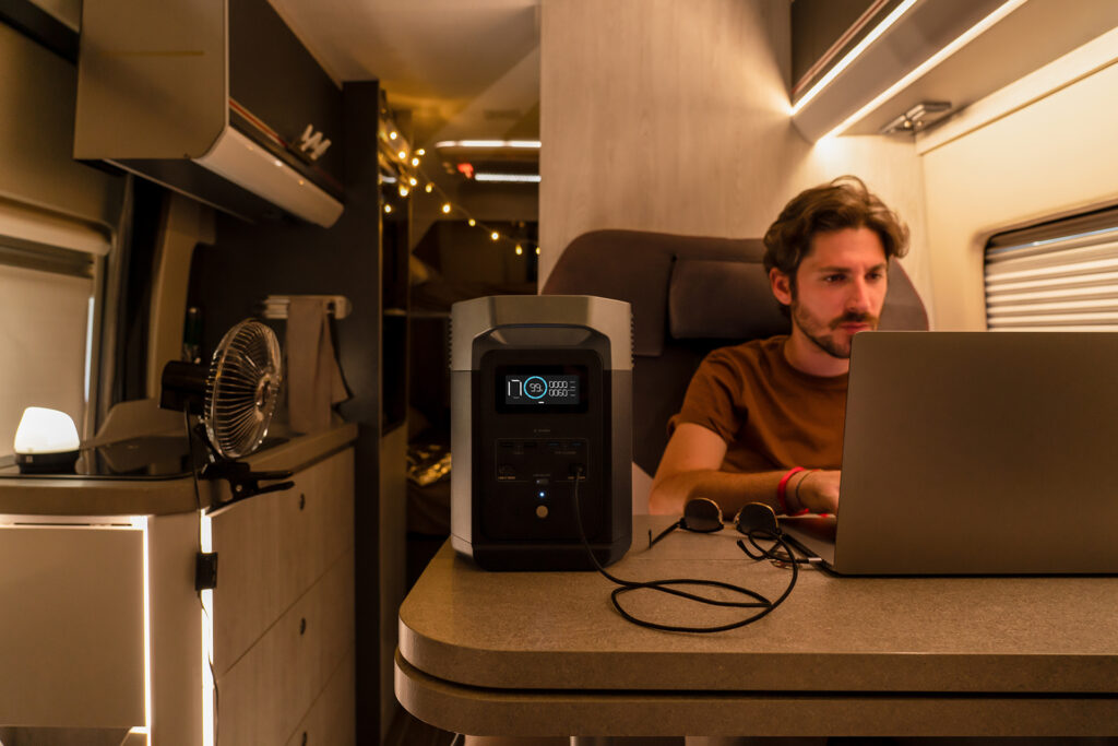 Pouvoir travailler tout en voyageant en van, le rêve de nombreux Digital Nomades // Source : EcoFlow Pouvoir travailler tout en voyageant en van, le rêve de nombreux Digital Nomades // Source : EcoFlow