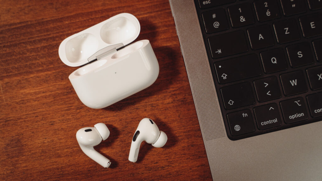 Apple AirPods Pro 2 // Source : Louise Audry pour Numerama Apple AirPods Pro 2 // Source : Louise Audry pour Numerama