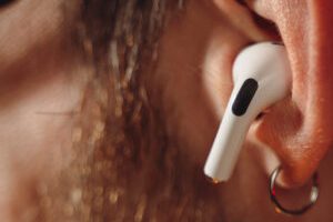 Apple AirPods Pro 2 // Source : Louise Audry pour Numerama Apple AirPods Pro 2 // Source : Louise Audry pour Numerama