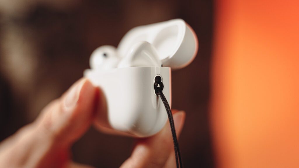 Apple AirPods Pro 2 // Source : Louise Audry pour Numerama Apple AirPods Pro 2 // Source : Louise Audry pour Numerama
