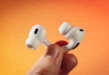 Apple AirPods Pro 2 // Source : Louise Audry pour Numerama Apple AirPods Pro 2 // Source : Louise Audry pour Numerama