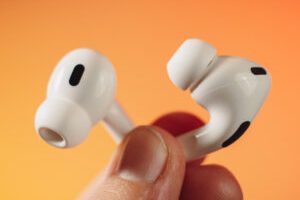 Apple AirPods Pro 2 // Source : Louise Audry pour Numerama Apple AirPods Pro 2 // Source : Louise Audry pour Numerama