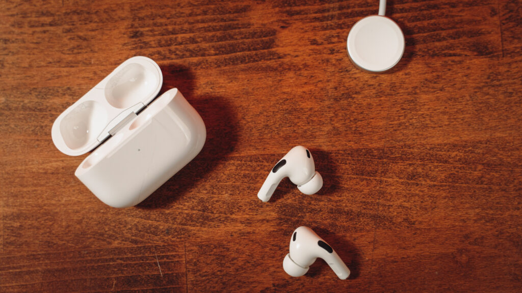 Apple AirPods Pro 2 // Source : Louise Audry pour Numerama Apple AirPods Pro 2 // Source : Louise Audry pour Numerama