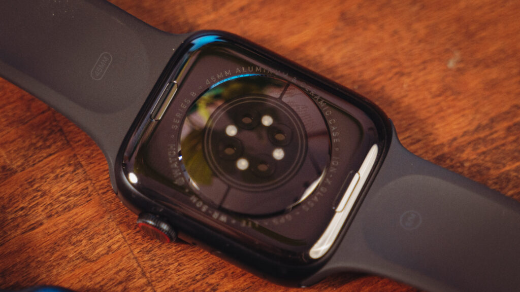 Au dos de l'Apple Watch Series 8, il y a désormais un thermomètre. // Source : Louise Audry / Numerama Au dos de l'Apple Watch Series 8, il y a désormais un thermomètre. // Source : Louise Audry / Numerama
