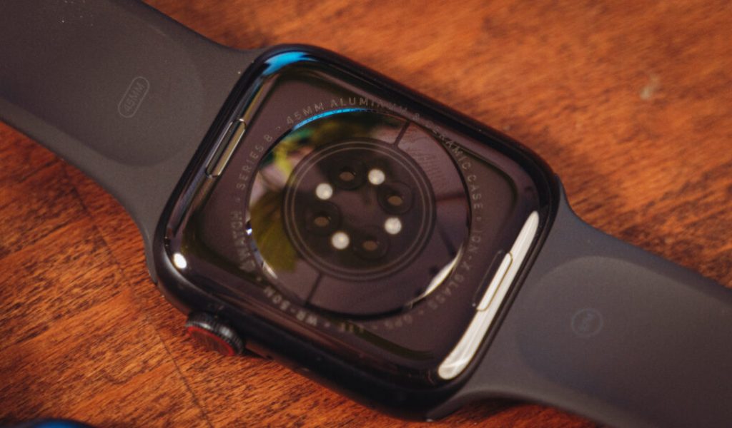 Au dos de l'Apple Watch Series 8, il y a désormais un thermomètre. // Source : Louise Audry / Numerama Au dos de l'Apple Watch Series 8, il y a désormais un thermomètre. // Source : Louise Audry / Numerama
