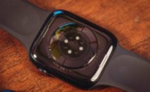 Au dos de l'Apple Watch Series 8, il y a désormais un thermomètre. // Source : Louise Audry / Numerama Au dos de l'Apple Watch Series 8, il y a désormais un thermomètre. // Source : Louise Audry / Numerama