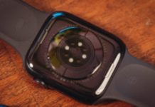 Au dos de l'Apple Watch Series 8, il y a désormais un thermomètre. // Source : Louise Audry / Numerama Au dos de l'Apple Watch Series 8, il y a désormais un thermomètre. // Source : Louise Audry / Numerama