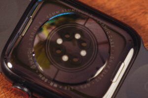 Au dos de l'Apple Watch Series 8, il y a désormais un thermomètre. // Source : Louise Audry / Numerama