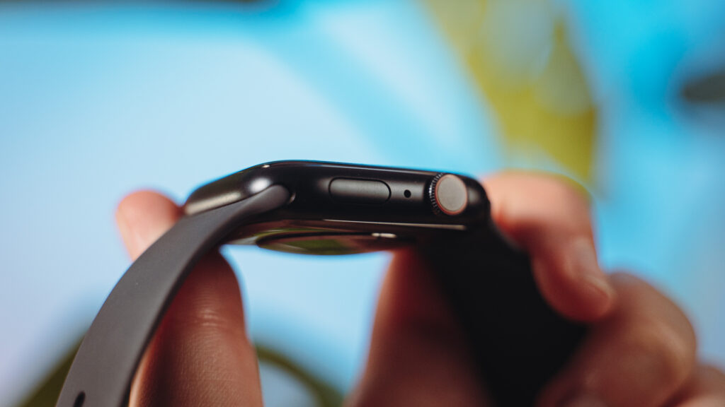 Nous avons testé l'Apple Watch Series 8 en version aluminium, avec connectivité 4G. // Source : Louise Audry / Numerama Nous avons testé l'Apple Watch Series 8 en version aluminium, avec connectivité 4G. // Source : Louise Audry / Numerama