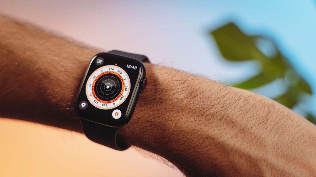 L'Apple Watch Series 8 a la même boussole que l'Apple Watch Ultra, mais utilise des antennes moins sophistiquées. // Source : Louise Audry / Numerama L'Apple Watch Series 8 a la même boussole que l'Apple Watch Ultra, mais utilise des antennes moins sophistiquées. // Source : Louise Audry / Numerama