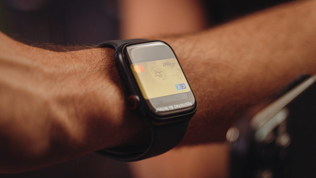 Apple Pay sur l'Apple Watch Series 8. // Source : Louise Audry / Numerama Apple Pay sur l'Apple Watch Series 8. // Source : Louise Audry / Numerama