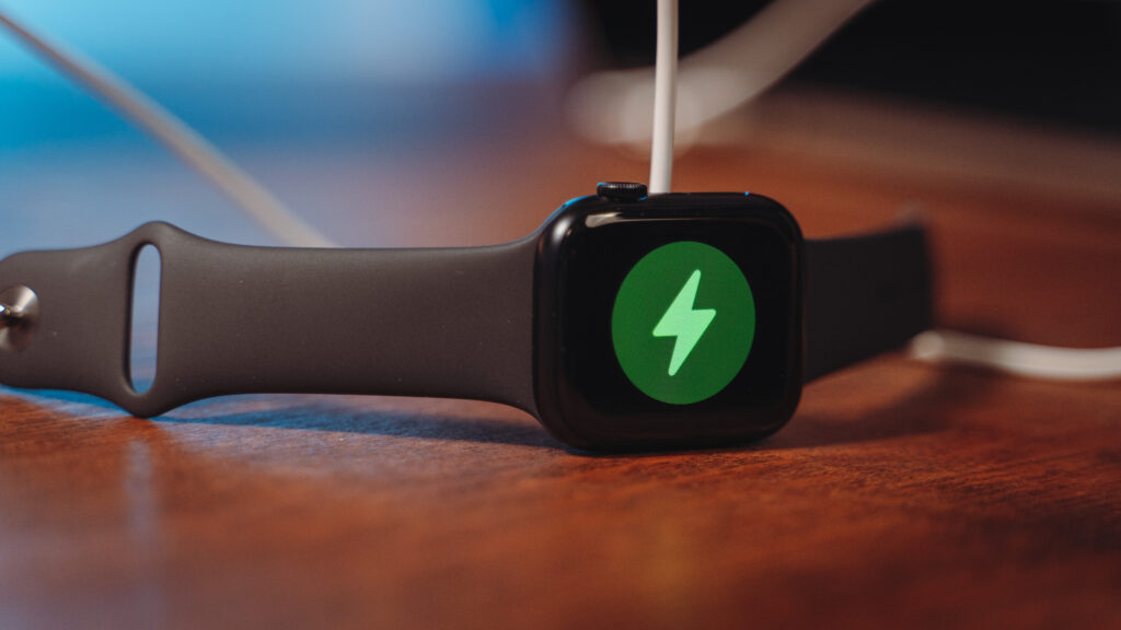 La recharge de l'Apple Watch Series 8 // Source : Louise Audry / Numerama La recharge de l'Apple Watch Series 8 // Source : Louise Audry / Numerama