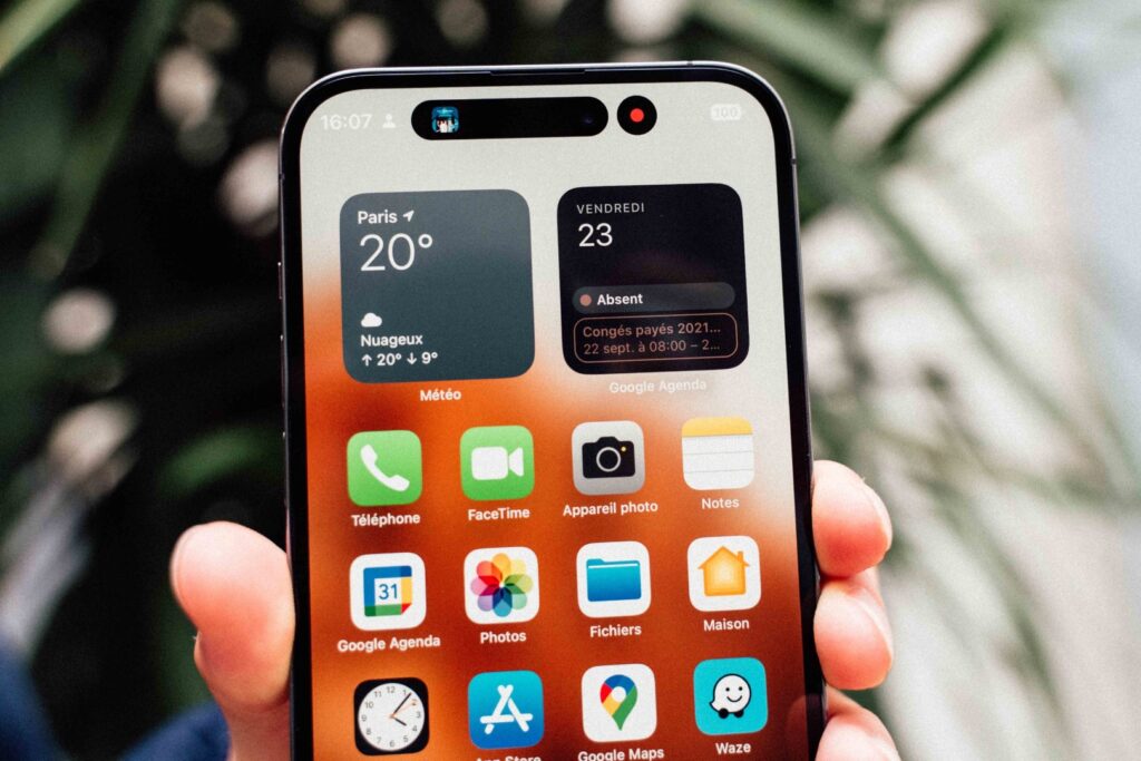 La Dynamic Island de l'iPhone 14 Pro Max peut afficher jusqu'à deux éléments en même temps. // Source : Anthony Wonner pour Numerama La Dynamic Island de l'iPhone 14 Pro Max peut afficher jusqu'à deux éléments en même temps. // Source : Anthony Wonner pour Numerama