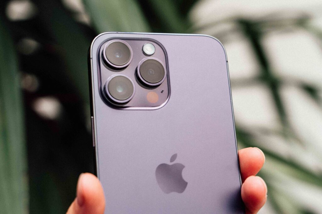 Le triple module caméra de l'iPhone 14 Pro Max a aussi le droit à un nouveau flash plus performant. // Source : Anthony Wonner pour Numerama Le triple module caméra de l'iPhone 14 Pro Max a aussi le droit à un nouveau flash plus performant. // Source : Anthony Wonner pour Numerama