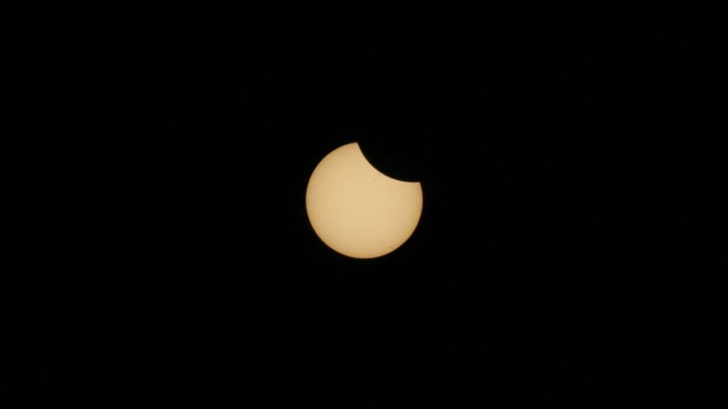 Une éclipse solaire partielle. // Source : Flickr/CC/Victor R. Ruiz (photo recadrée) Une éclipse solaire partielle. // Source : Flickr/CC/Victor R. Ruiz (photo recadrée)