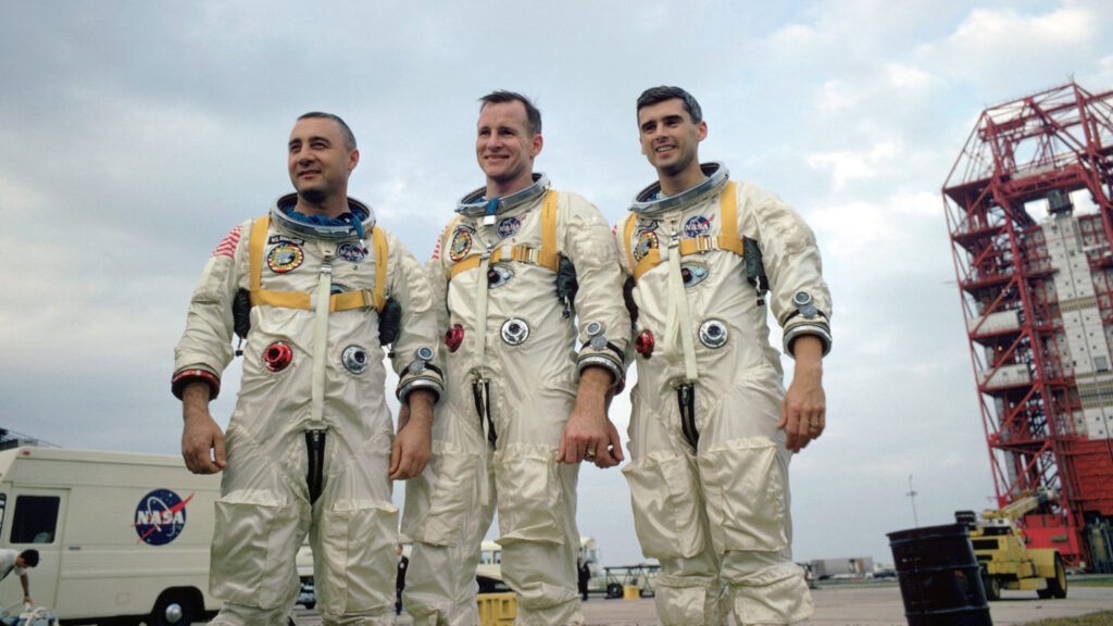 Virgil Grissom, Edward White, et Roger B. Chaffee, l'équipage de la mission Apollo 1. // Source : Flickr/CC/Nasa Goddard Space Flight Center (photo recadrée) Virgil Grissom, Edward White, et Roger B. Chaffee, l'équipage de la mission Apollo 1. // Source : Flickr/CC/Nasa Goddard Space Flight Center (photo recadrée)
