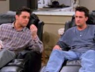 Joey et Chandler sur leur siège // Source : Friends/Netflix Joey et Chandler sur leur siège // Source : Friends/Netflix