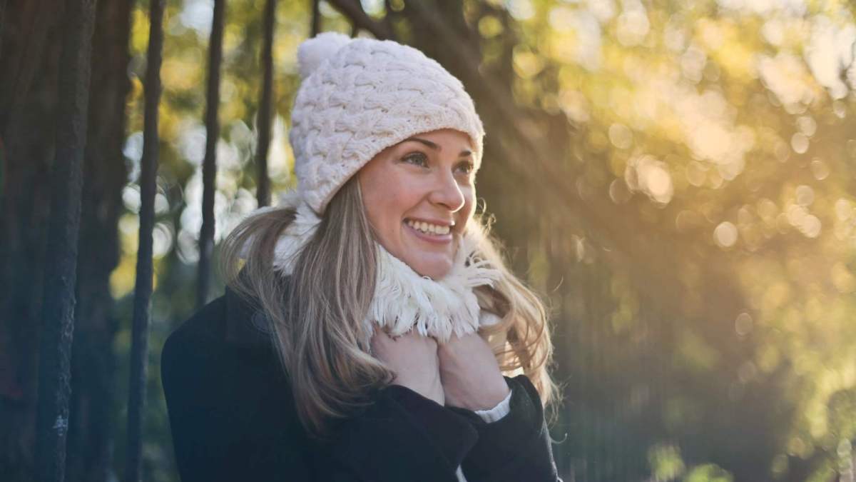 Vous avez froid, mais ce n'est pas une vague de froid. // Source : Pexels/Andrea Piacquadio (photo recadrée) Vous avez froid, mais ce n'est pas une vague de froid. // Source : Pexels/Andrea Piacquadio (photo recadrée)