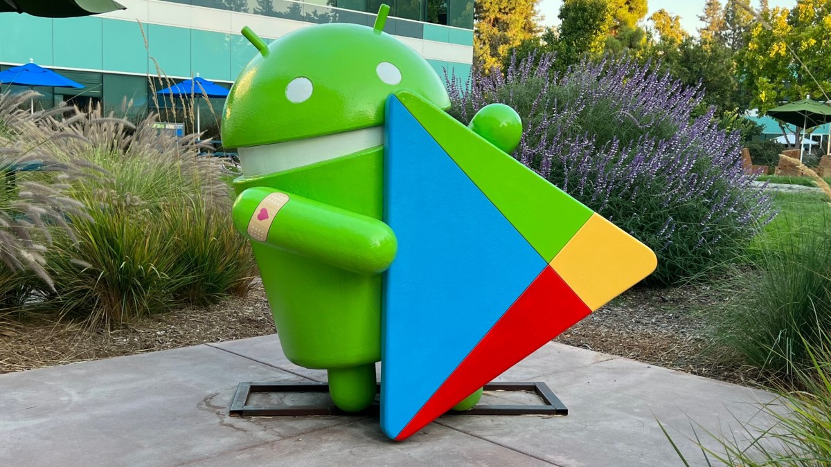 Le logo d'Android à côté de celui de Google Play. // Source : NL / Numerama Le logo d'Android à côté de celui de Google Play. // Source : NL / Numerama