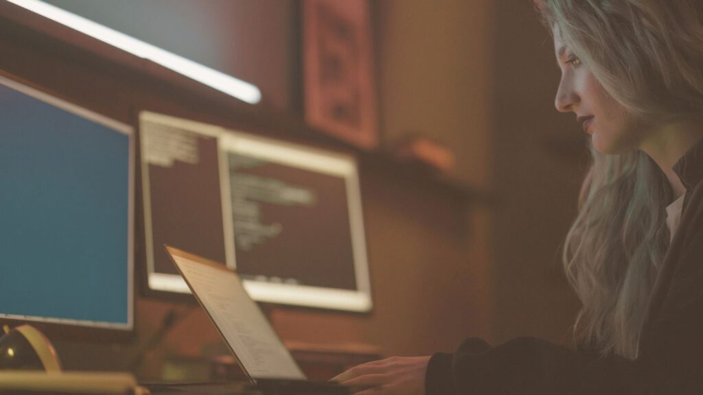Hackeuse commettant son méfait. // Source : Pexels/cottonbro (photo recadrée et modifiée)