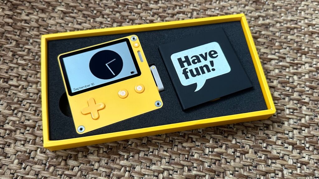La console Playdate, équipée d'une manivelle // Source : Maxime Claudel pour Numerama La console Playdate, équipée d'une manivelle // Source : Maxime Claudel pour Numerama