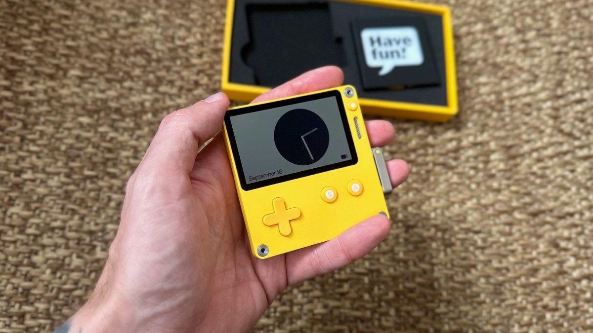 La console Playdate, équipée d'une manivelle // Source : Maxime Claudel pour Numerama La console Playdate, équipée d'une manivelle // Source : Maxime Claudel pour Numerama