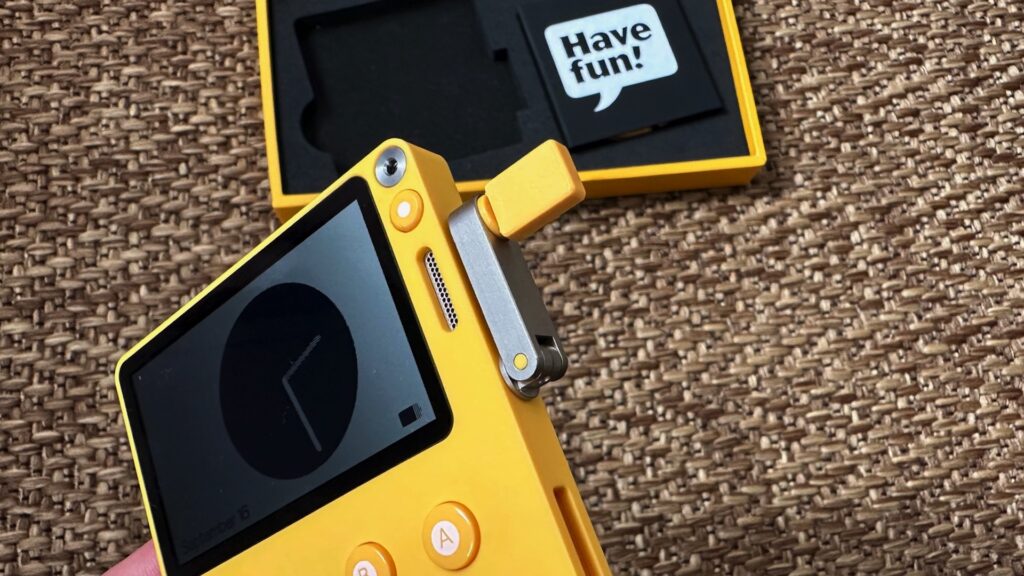 La console Playdate, équipée d'une manivelle // Source : Maxime Claudel pour Numerama La console Playdate, équipée d'une manivelle // Source : Maxime Claudel pour Numerama