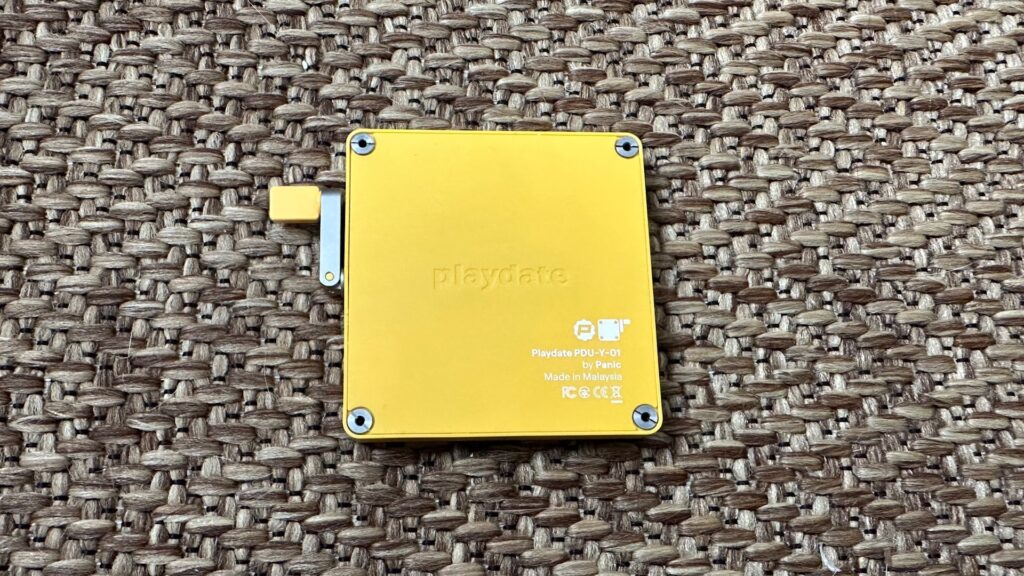 La console Playdate, équipée d'une manivelle // Source : Maxime Claudel pour Numerama La console Playdate, équipée d'une manivelle // Source : Maxime Claudel pour Numerama