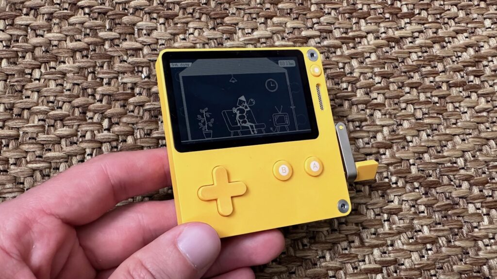 La console Playdate, équipée d'une manivelle // Source : Maxime Claudel pour Numerama La console Playdate, équipée d'une manivelle // Source : Maxime Claudel pour Numerama