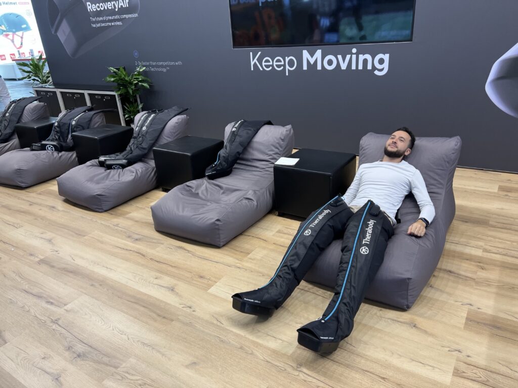 Les bottes de massage de Therabody. // Source : Numerama Les bottes de massage de Therabody. // Source : Numerama