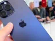 La couleur violet intense de l'iPhone 14 Pro.. // Source : Numerama