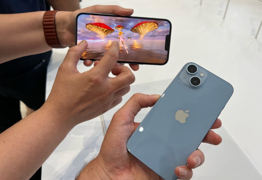 L'iPhone 14 Plus et l'iPhone 14. // Source : Numerama L'iPhone 14 Plus et l'iPhone 14. // Source : Numerama