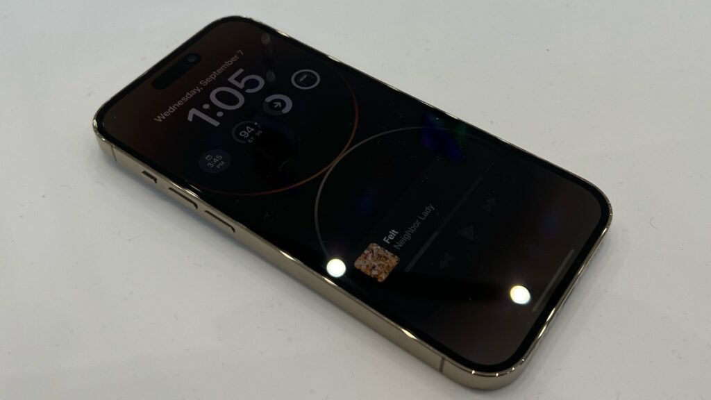 Quand l'iPhone 14 Pro est en veille, il affiche toutes ces informations. // Source : Numerama Quand l'iPhone 14 Pro est en veille, il affiche toutes ces informations. // Source : Numerama