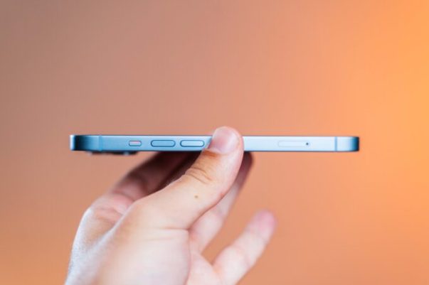 Le design de l'iPhone 14 est très réussi, avec de l'aluminium recyclé. // Source : Anthony Wonner / Numerama Le design de l'iPhone 14 est très réussi, avec de l'aluminium recyclé. // Source : Anthony Wonner / Numerama