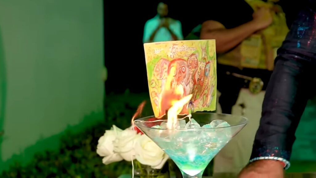 Extrait de la vidéo où un dessin de Frida Kahlo serait brûlé. // Source : FridaNFT Extrait de la vidéo où un dessin de Frida Kahlo serait brûlé. // Source : FridaNFT