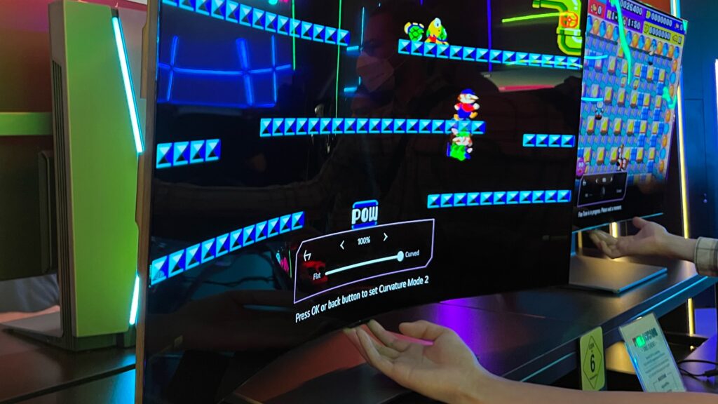 L'écran LG OLED Flex peut s'incurver tout seul à l'aide d'un moteur. // Source : Numerama L'écran LG OLED Flex peut s'incurver tout seul à l'aide d'un moteur. // Source : Numerama