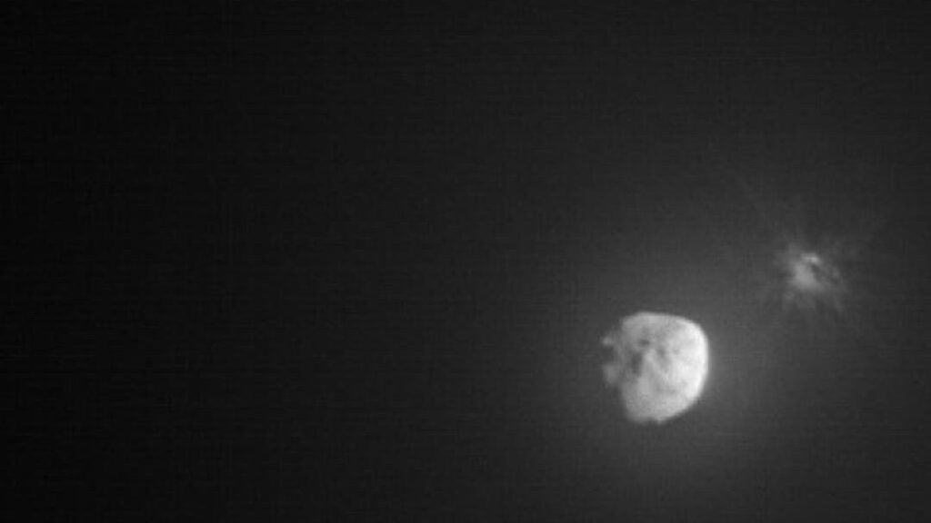 Image 1 par LICIACube du crash de DART pour dévier Dimorphos. // Source : ASI/Nasa Image 1 par LICIACube du crash de DART pour dévier Dimorphos. // Source : ASI/Nasa