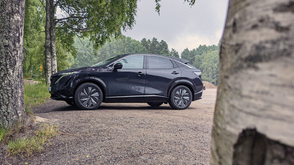 Le Nissan Ariya est déjà d'un bon gabarit sur route // Source : Raphaelle Baut pour Numerama Le Nissan Ariya est déjà d'un bon gabarit sur route // Source : Raphaelle Baut pour Numerama