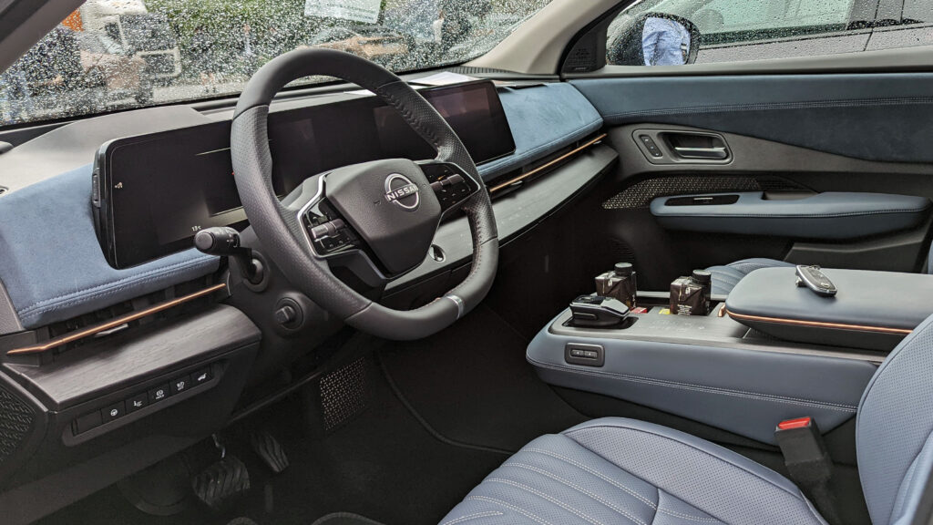 Intérieur du Nissan Ariya avec sa console flottante // Source : Raphaelle Baut pour Numerama Intérieur du Nissan Ariya avec sa console flottante // Source : Raphaelle Baut pour Numerama