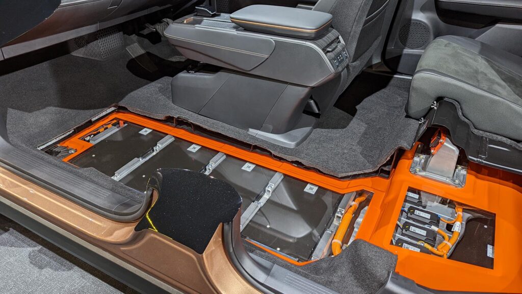 Pack batterie sur Nissan Ariya // Source : Raphaelle Baut pour Numerama Pack batterie sur Nissan Ariya // Source : Raphaelle Baut pour Numerama